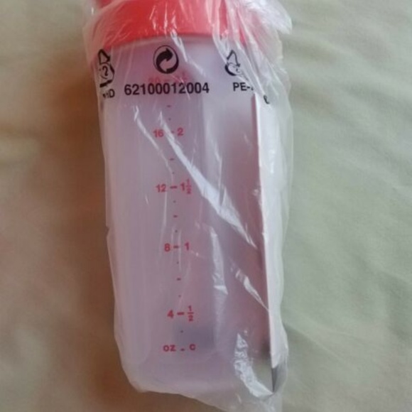 Tupperware QUICK SHAKE® CONTAINER 2.5C/ 20oz. Red, Protein Drinks, Mixing, Gravy - Picture 4 of 10
